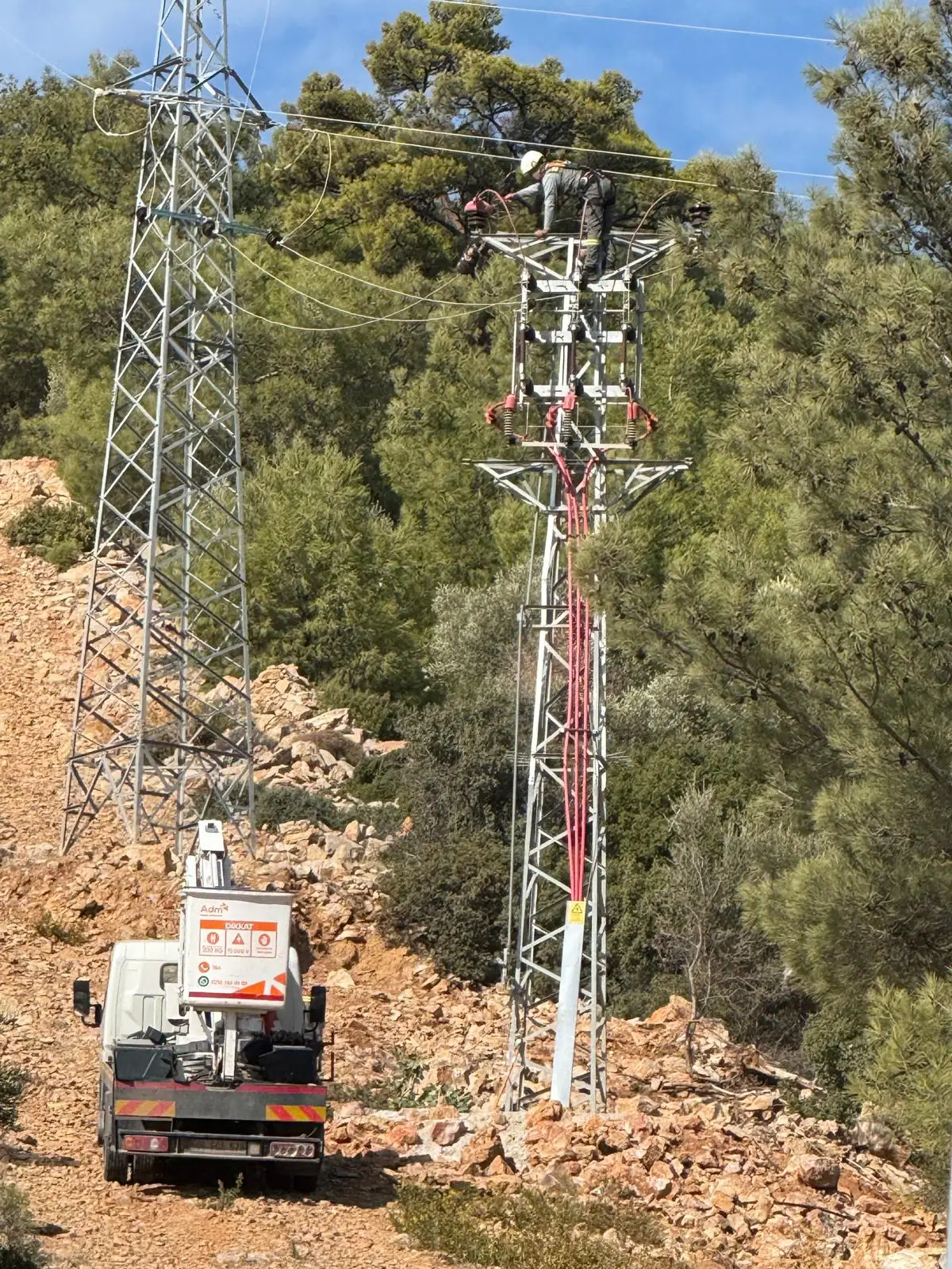 Enerji nakil hattı ve direk montajı